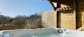 Teapot Cottage 5* - Eclectic and Cosy with Hot Tub