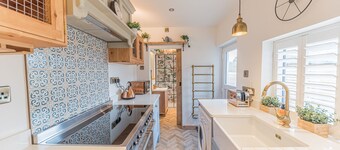 Teapot Cottage 5* - Eclectic and Cosy with Hot Tub