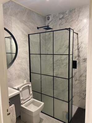 Dusche, Handtücher, Toilettenpapier