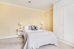 2 室のベッドルーム、アイロン / アイロン台、WiFi、ベッドシーツ