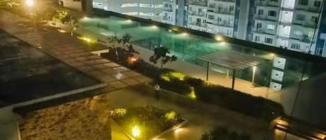 Una piscina al aire libre