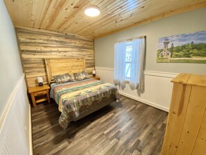 4 bedrooms, free WiFi, bed sheets - Snowmobile Friendly! Ample Parking-only 1 block to trail! Clean w cozy Fireplace (AuTrain)