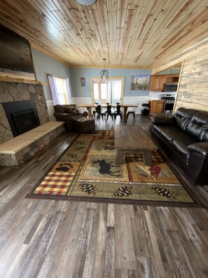 TV, fireplace - Snowmobile Friendly! Ample Parking-only 1 block to trail! Clean w cozy Fireplace (AuTrain)