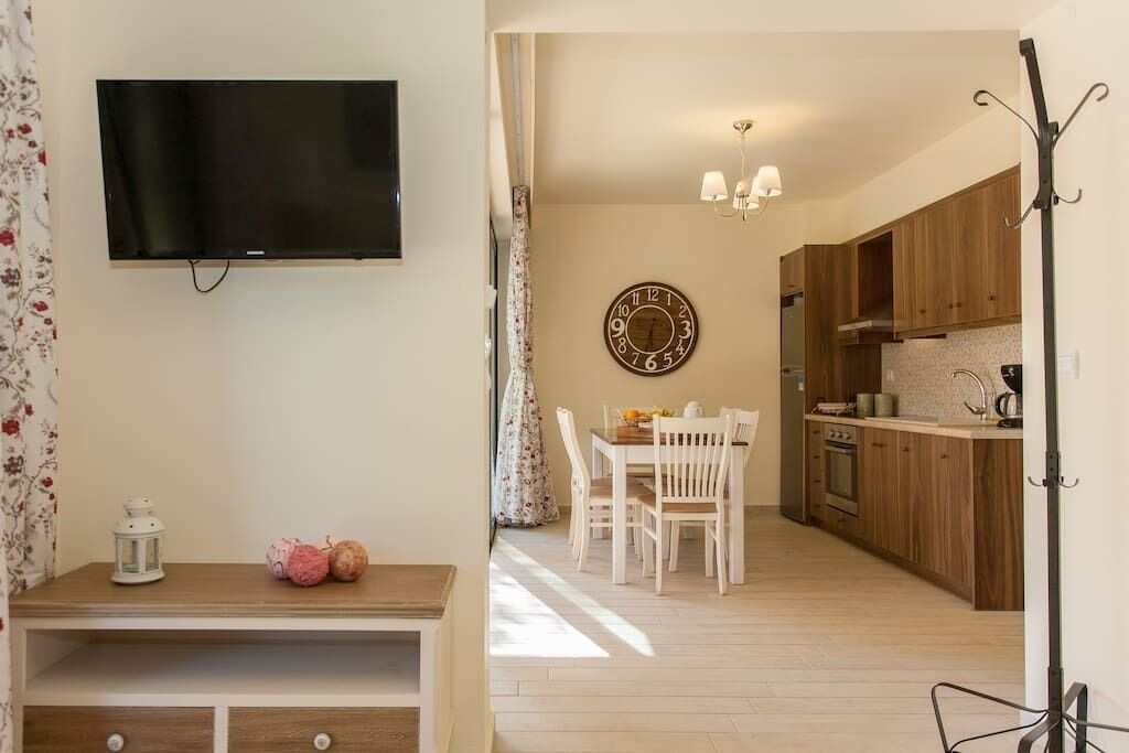 TV de tela plana 30 polegadas com canais a cabo, TV, DVD player