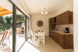Full-size fridge, oven, stovetop, dishwasher