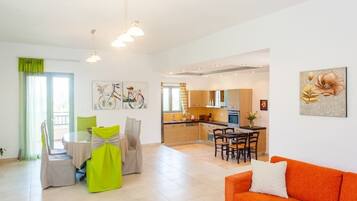 Apartamento panorámico, vistas al mar, planta ejecutiva | Zona de estar | Una televisión de pantalla plana, un reproductor de DVD, juguetes