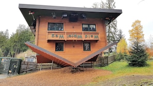 Un edificio de madera con techo inclinado y la palabra 'PREMIUM' mostrada en la fachada.
