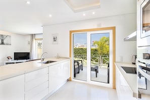 Réfrigérateur, micro-ondes, four, lave-vaisselle