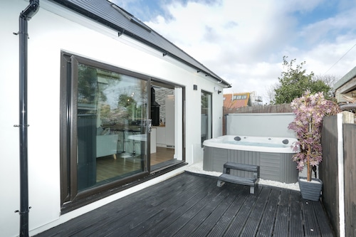 The Broadway Beach Homes Airbnb With Hot tub