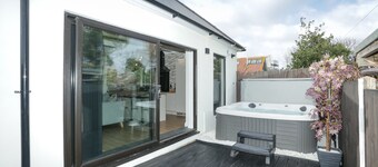 The Broadway Beach Homes Airbnb With Hot tub