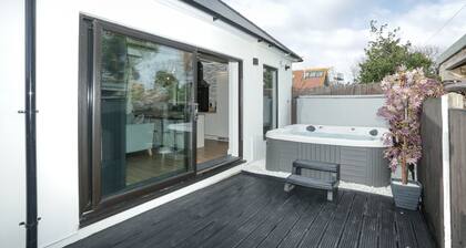 The Broadway Beach Homes Airbnb With Hot tub