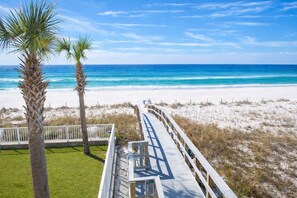 En la playa y camastros 