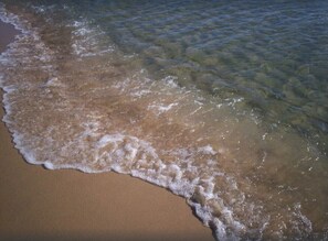 En la playa, camastros y toallas de playa 