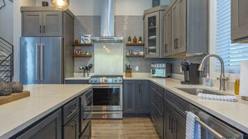 ثلاجة، ميكروويف، فرن، موقد طهي مسطح