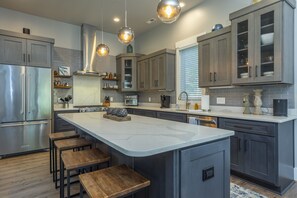 ثلاجة، ميكروويف، فرن، موقد طهي مسطح