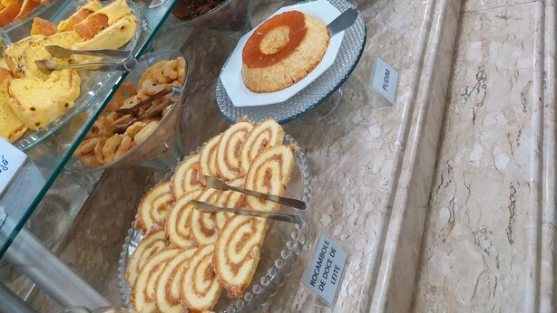 A buffet with various food items including cakes, pastries, and desserts. - Hotel Pousada Família de Nazaré (Cachoeira Paulista)