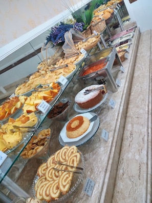 Café da manhã com buffet grátis todos os dias