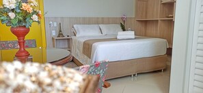 Quarto casal conforto, 1 cama Queen, vista para a montanha | Frigobar, individualmente mobiliados, Wi-Fi de cortesia, roupa de cama