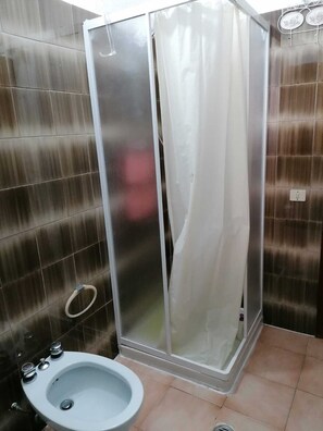 Shower, hair dryer, bidet, towels - Spacious and lovely house (Orosei)
