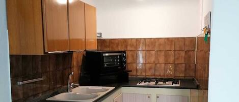 Kühlschrank, Ofen, Herdplatte, Wasserkocher mit Kaffee-/Teezubehör