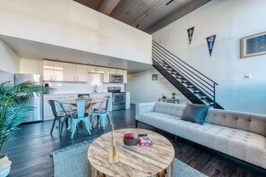 Una televisión, un futbolín