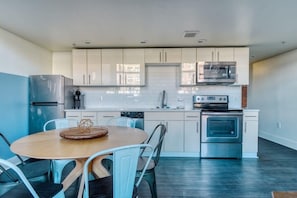Fridge, microwave, oven, stovetop - Sosuite | 3BR Loft w Gym, Lounge, Shared Laundry (Philadelphia)