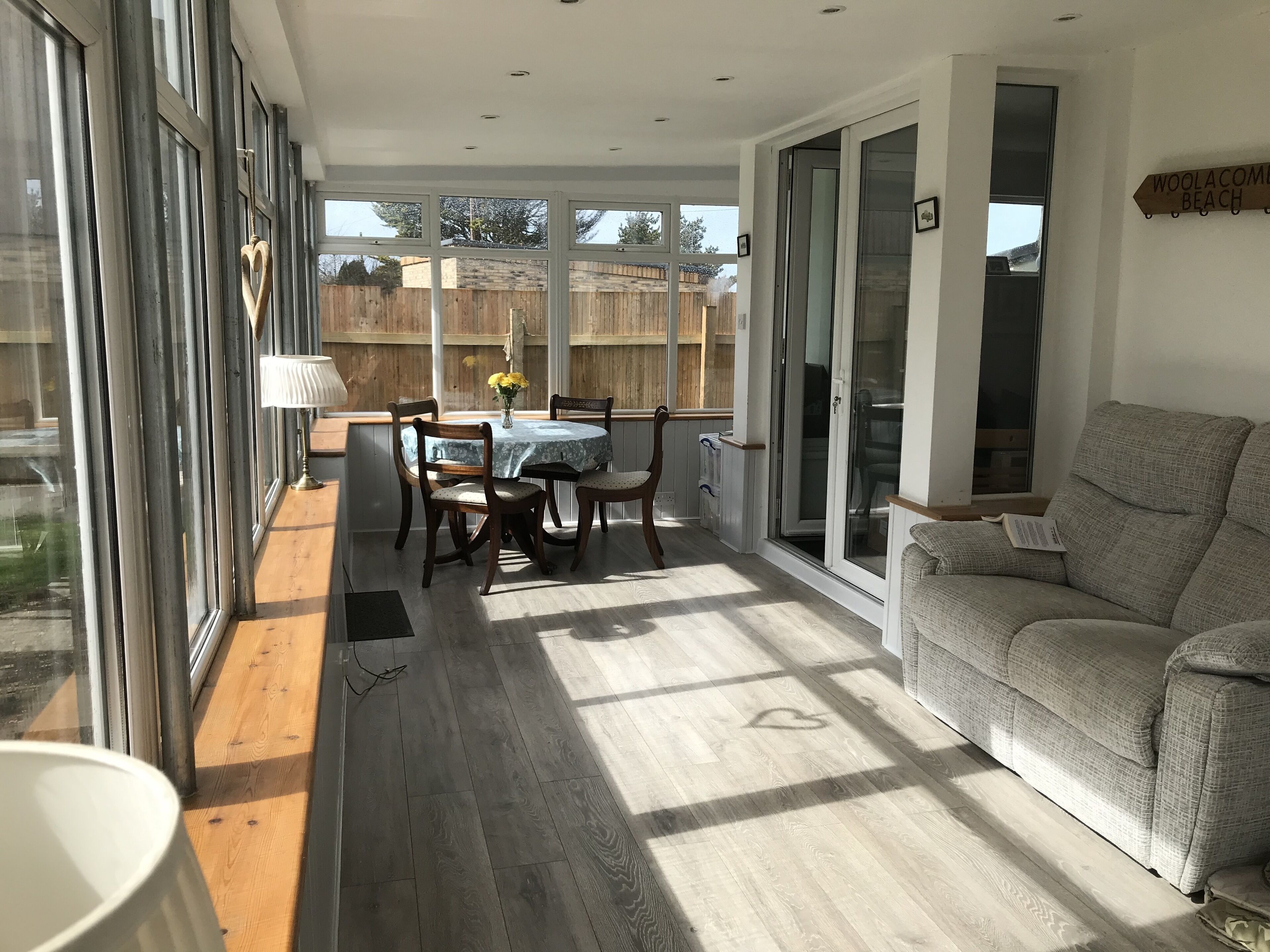 Télévision, lecteur de DVD, livres