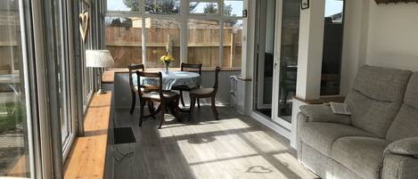 Télévision, lecteur de DVD, livres