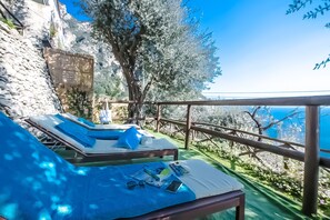 Unclassified image, 2 of 35, button