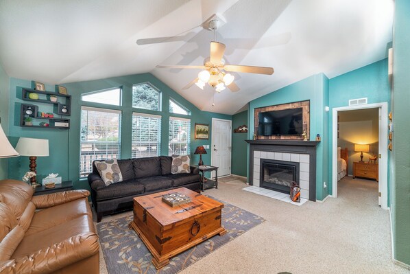 Smart TV, fireplace, stereo