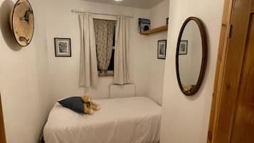 2 bedrooms, iron/ironing board, WiFi