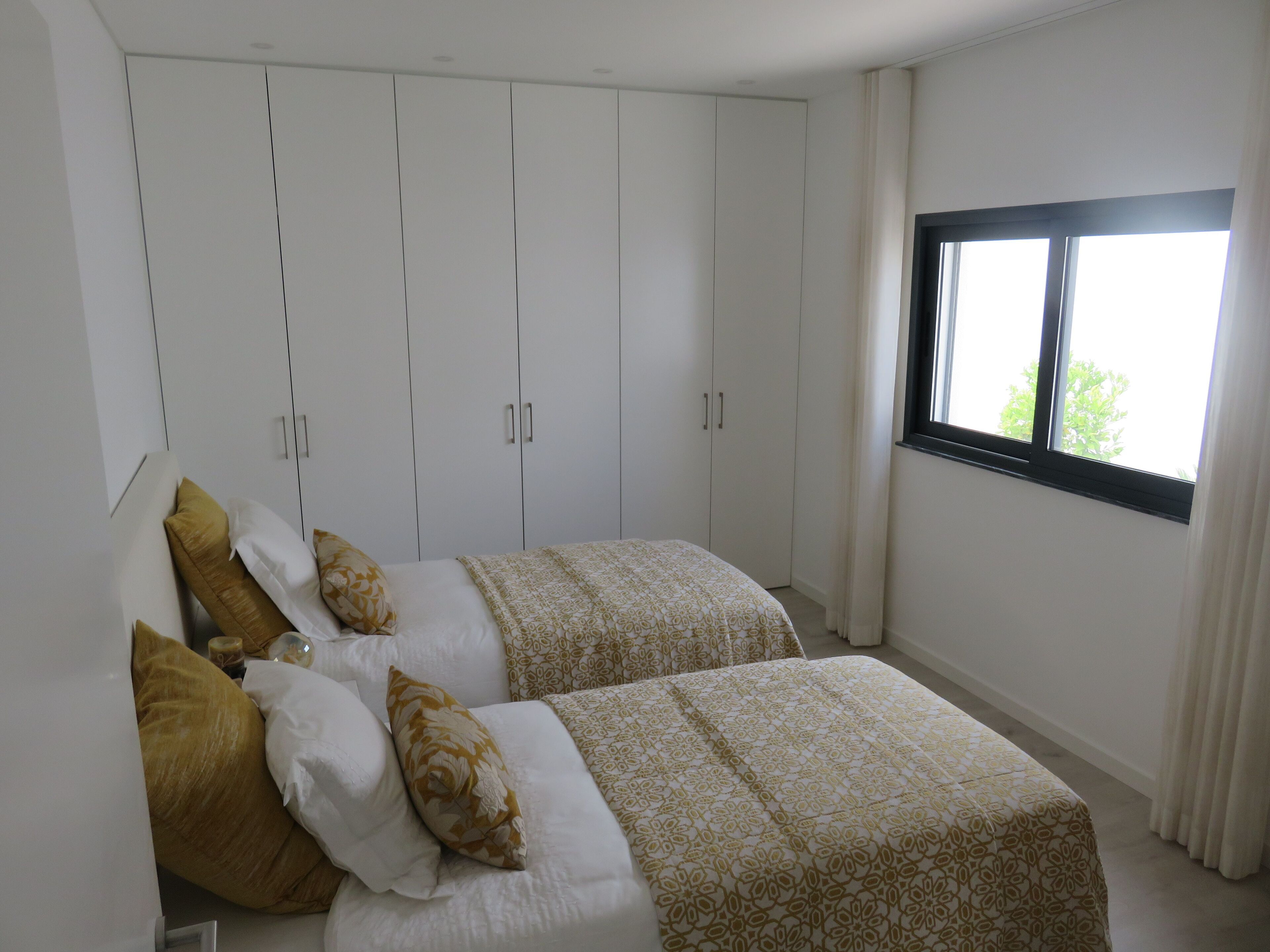 3 quartos, escrivaninha, ferros/tábuas de passar roupa