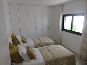 3 bedrooms, desk, iron/ironing board, free WiFi