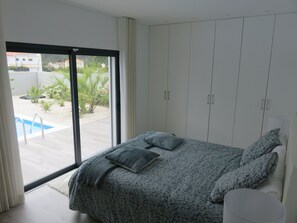 3 bedrooms, desk, iron/ironing board, free WiFi - Modern villa with terrace and heated pool close to the lagoon and ocean (Foz do Arelho)
