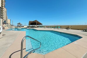 من حمّامات السباحة المغطاة