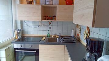 Kühlschrank, Mikrowelle, Ofen, Herdplatte