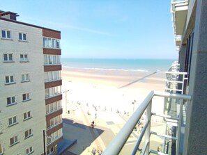 Een hoog gebouw met uitzicht op een strand en een heldere lucht.