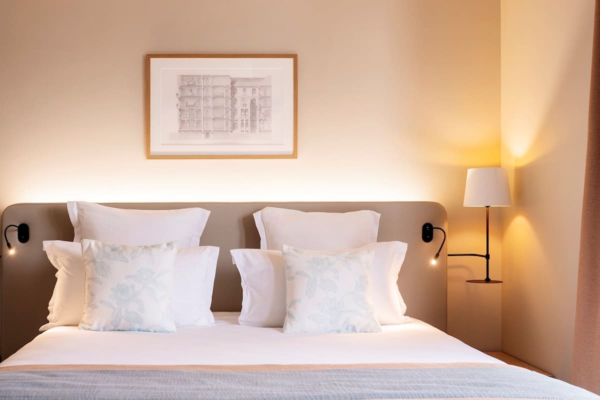 1 bedroom, desk, laptop workspace, free cots/infant beds