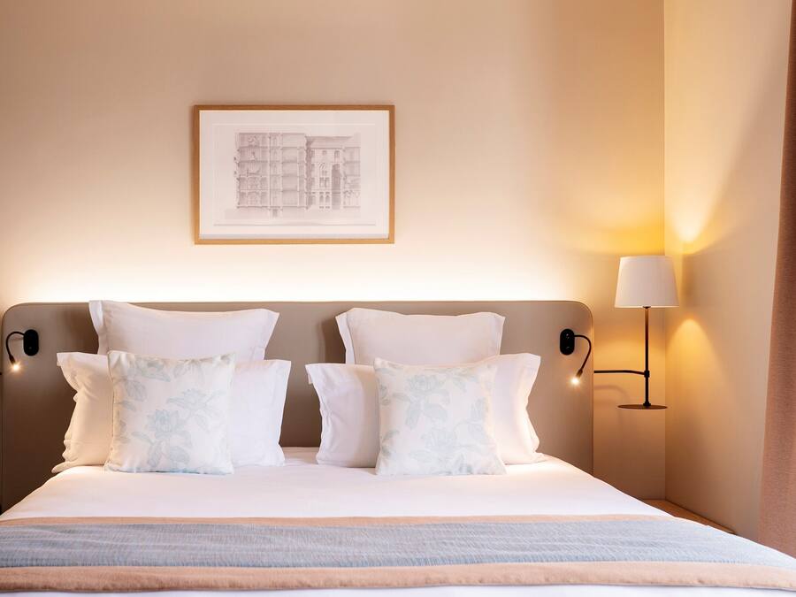 Schreibtisch, laptopgeeigneter Arbeitsplatz, kostenlose Babybetten