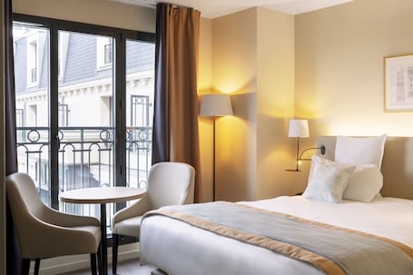 Studios Communicants | Desk, laptop workspace, free cribs/infant beds, free WiFi