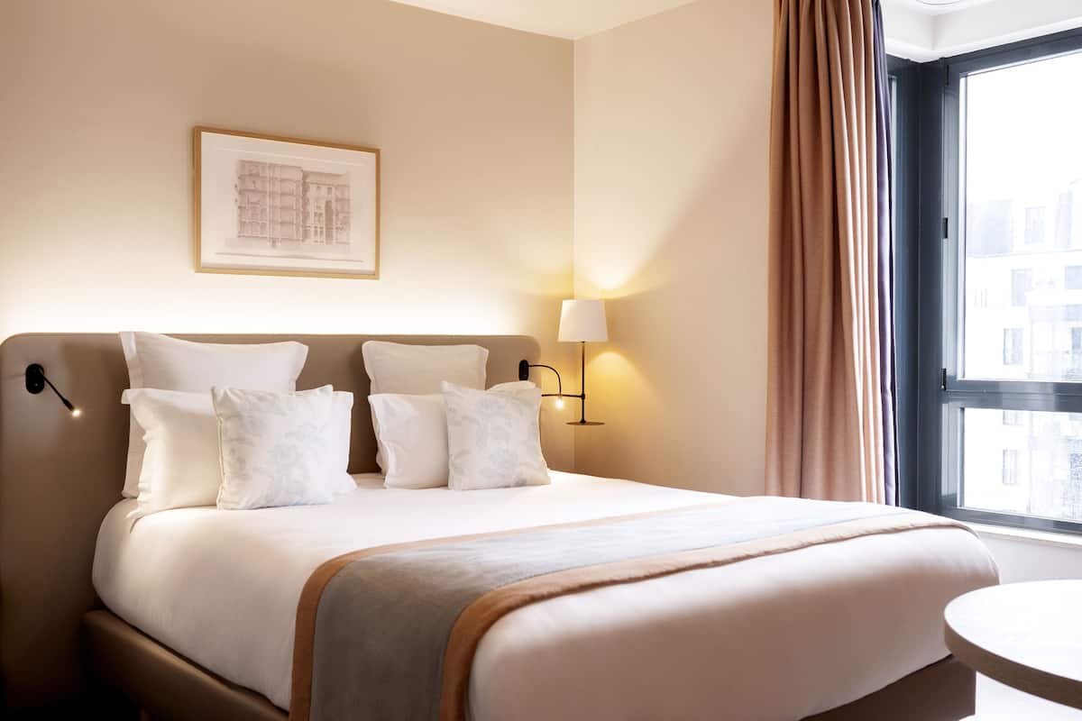 1 bedroom, desk, laptop workspace, free cots/infant beds