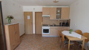 Fridge, oven, stovetop, coffee/tea maker