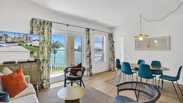 Télévision à écran plat, espaces bureaux