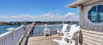 Sea Largo - Modern, 4 bedroom home in Heart of Wrightsville Beach. Sleeps 8.