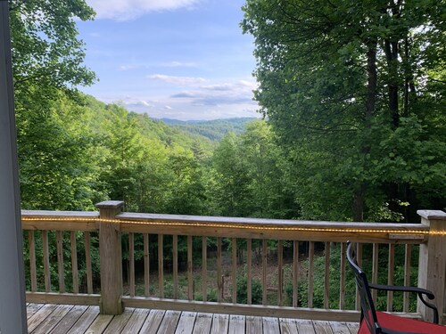 A Chic Mountain Retreat! 30 Minutes from Appalachian State!