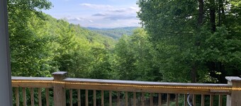 A Chic Mountain Retreat! 30 Minutes from Appalachian State!