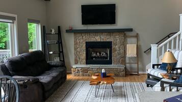 TV connectée, cheminée, jeux vidéo, lecteur de DVD