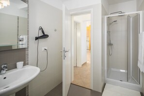Douche, séchoir à cheveux, serviettes fournies