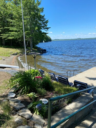 Cozy 2BR Lakefront Getaway on Messalonskee Lake – Shared Waterfront, Sleeps 4