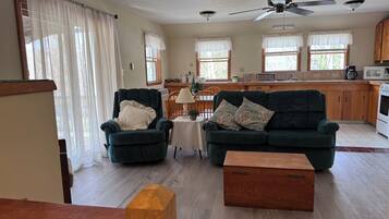 Tv, dvd-spelare och böcker